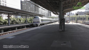 新大阪駅を出発する上りサンダーバード