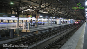 １２両編成サンダーバードが停車する福井駅