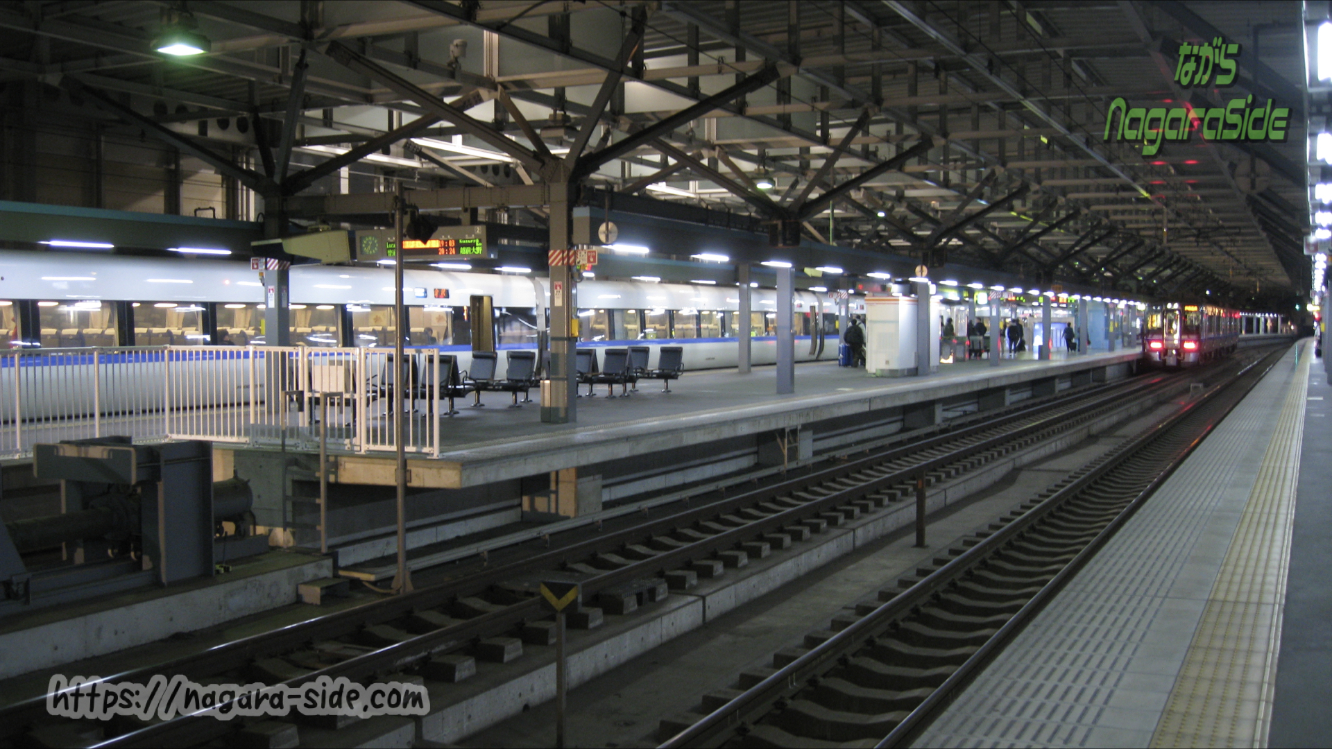 １２両編成サンダーバードが停車する福井駅