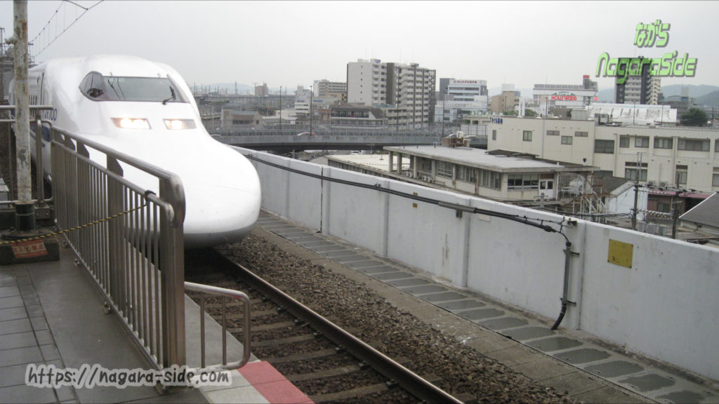 岡山駅に入線する700系新幹線