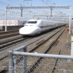 岐阜羽島駅を通過する700系新幹線