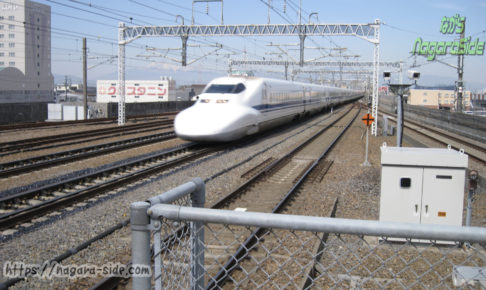 岐阜羽島駅を通過する700系新幹線