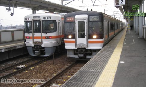 春田駅で列車交換する快速みえ