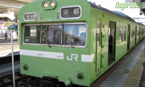 奈良駅に停車する103系