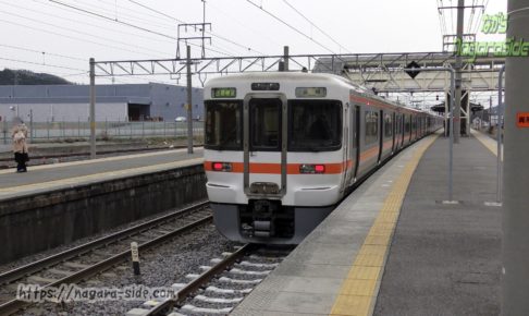 関ヶ原駅で待機する始発列車