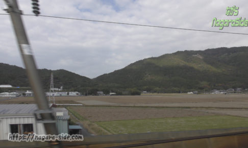 東海道新幹線から観音寺城を望む