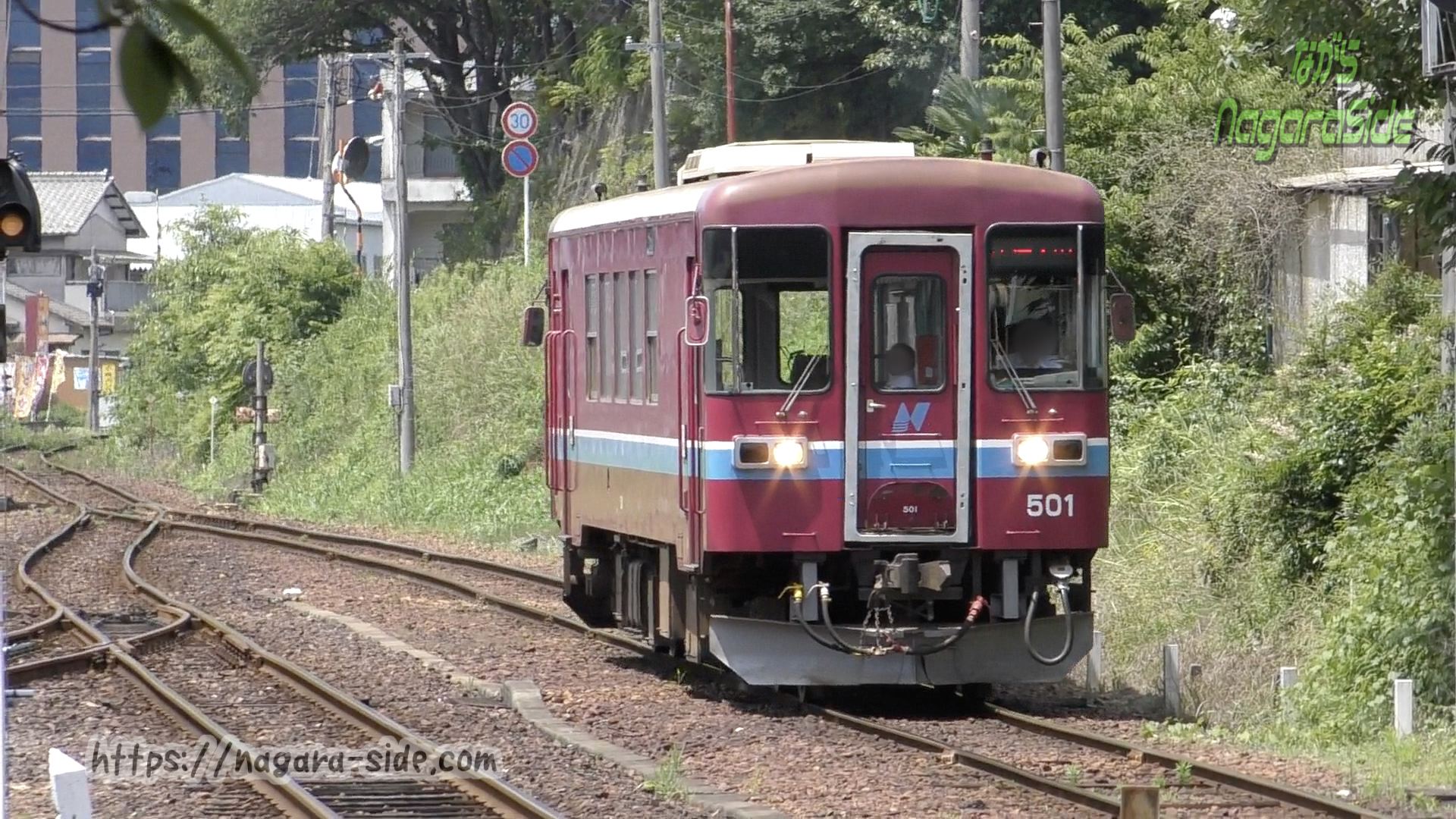 関駅に入線する列車
