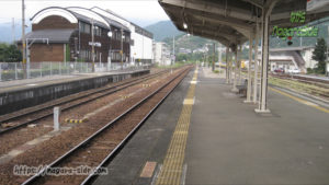 紀伊長島駅から荷坂峠を望む