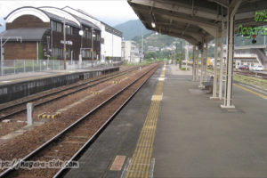 紀伊長島駅から荷坂峠を望む