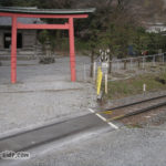 石引神社の参道を通る西濃鉄道線