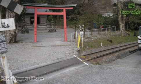 石引神社の参道を通る西濃鉄道線