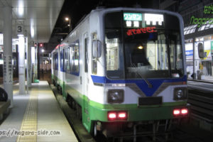 福井駅停留場に停車する旧美濃町線車両