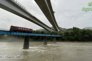 長良川第一橋梁を渡る列車