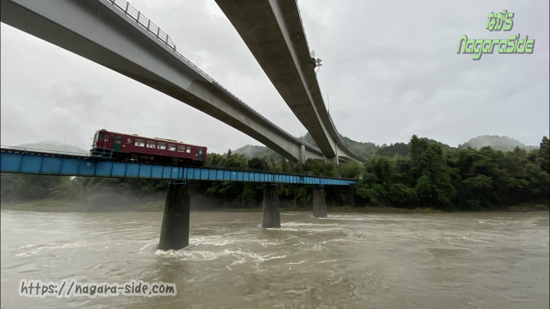 長良川第一橋梁を渡る列車
