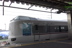 綾部駅で舞鶴線快速と対面接続を図る特急はしだて