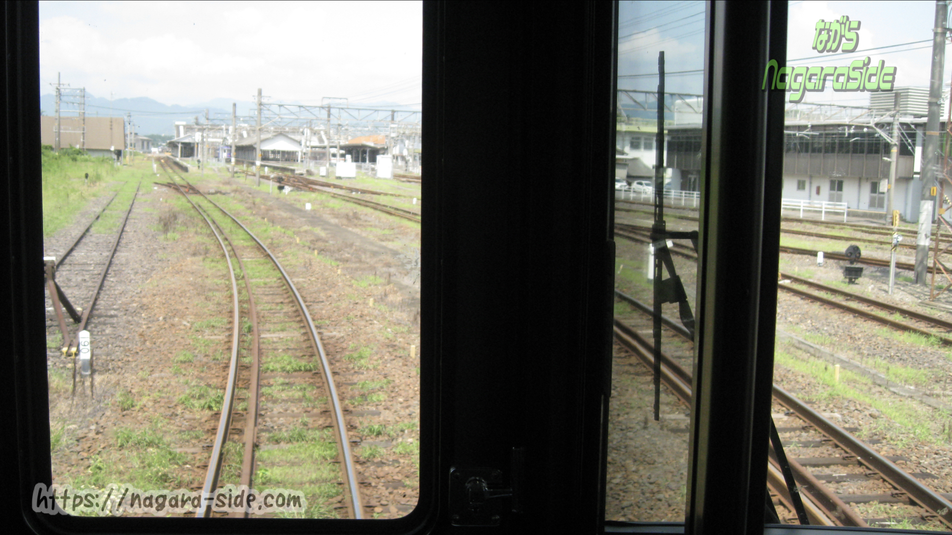 亀山駅を発車する紀勢本線の列車から望む