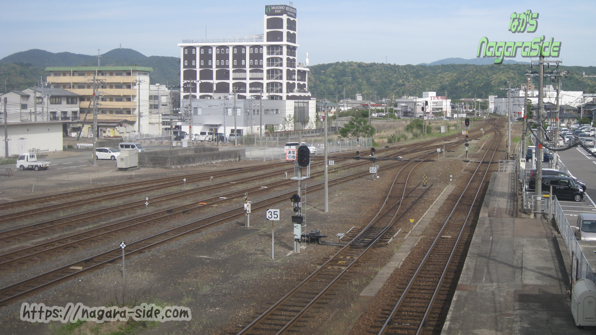 益田駅の跨線橋から望む山陰本線出雲市方面