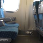 新幹線の座席で充電されたままの携帯電話