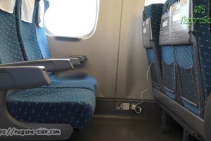 新幹線の座席で充電されたままの携帯電話