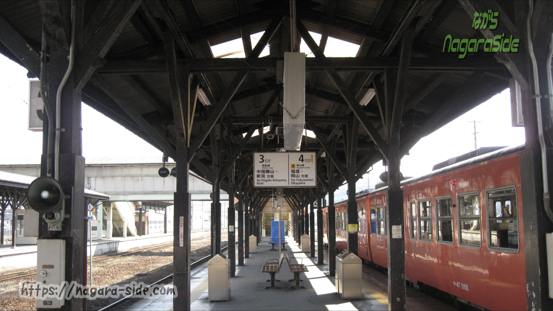 津山駅のホーム屋根とキハ47