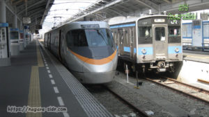 高松駅に停車する「いしづち」 8000系