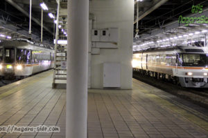 岐阜駅を発車する上下の「ひだ」