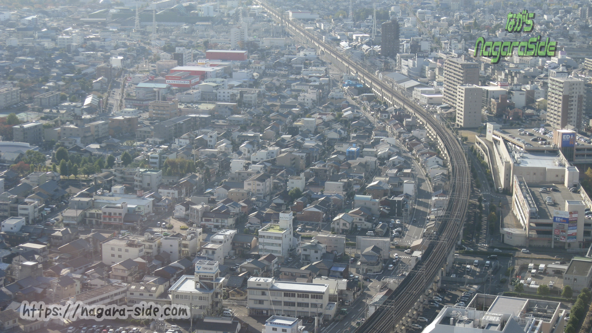 岐阜シティ・タワー43の展望室から望む東海道本線