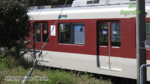 王子駅に停車する生駒線の近鉄列車