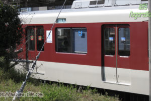 王子駅に停車する生駒線の近鉄列車