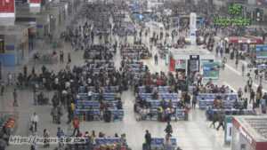 上海虹橋駅で改札に列をなす