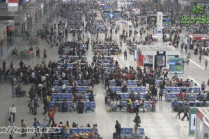 上海虹橋駅で改札に列をなす