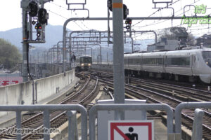 福知山駅に同時入線する「こうのとり」と普通列車