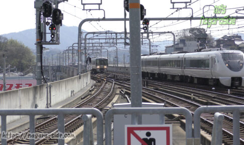 福知山駅に同時入線する「こうのとり」と普通列車