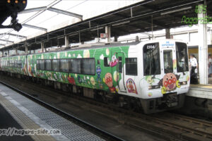 児島駅に停車するアンパンマン列車