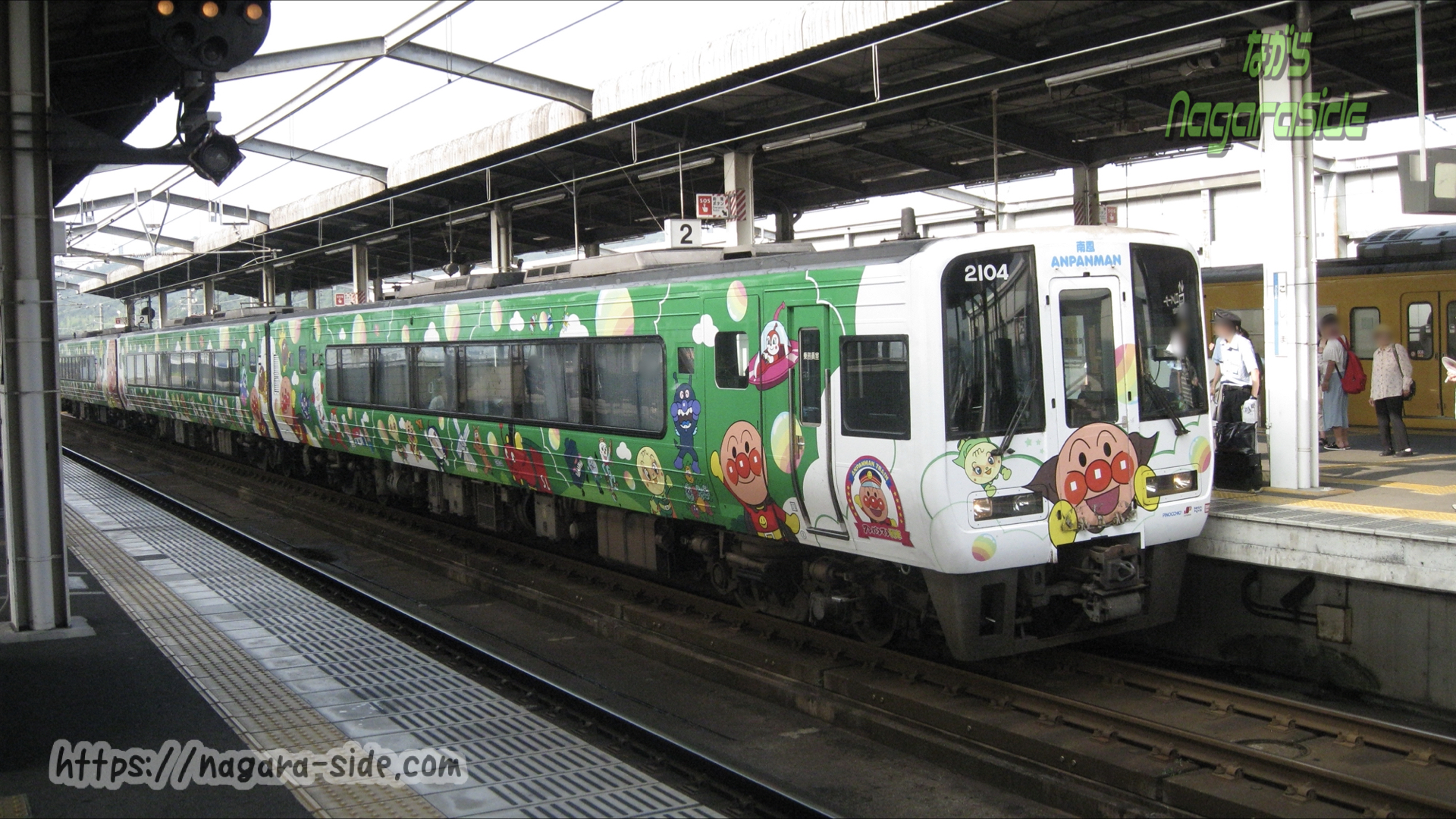 児島駅に停車するアンパンマン列車