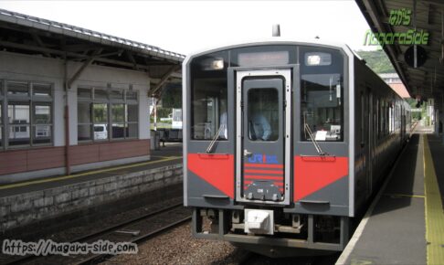 山陰本線大田市駅に停車するキハ126系0番台