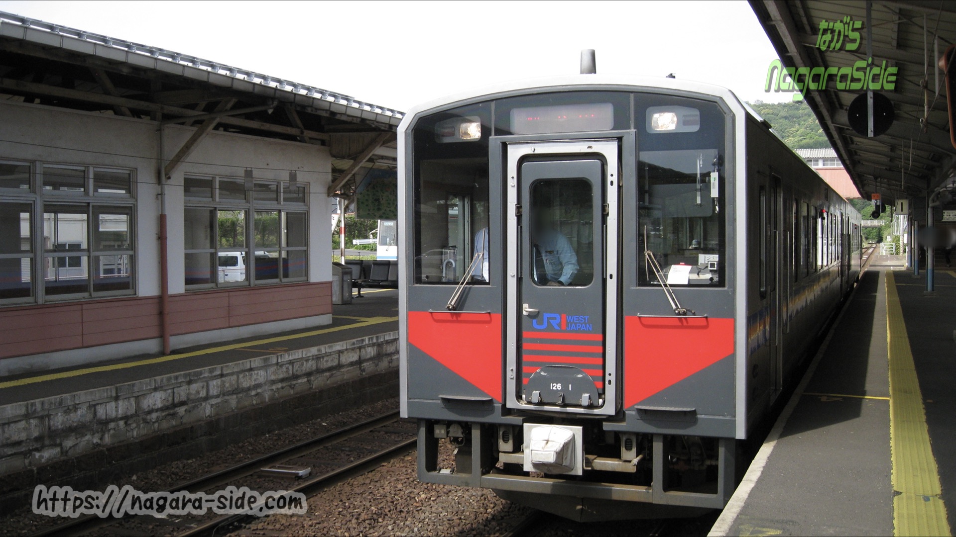 山陰本線大田市駅に停車するキハ126系0番台