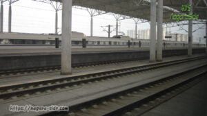 中国高速鉄道のホームと通過線。