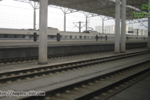 中国高速鉄道のホームと通過線。