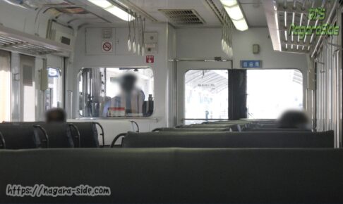 高松駅を発車する予讃線を走る6000系電車