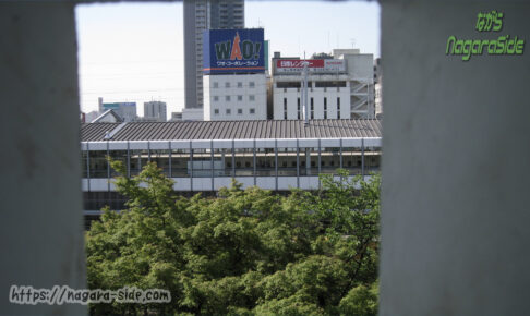 福山城の矢狭間から見える福山駅