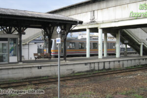 津山駅に入線するキハ120形気動車