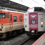 松江駅に停車するやくも381系とキハ47