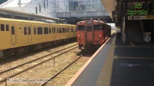 徳山駅を出発する岩徳線のキハ40