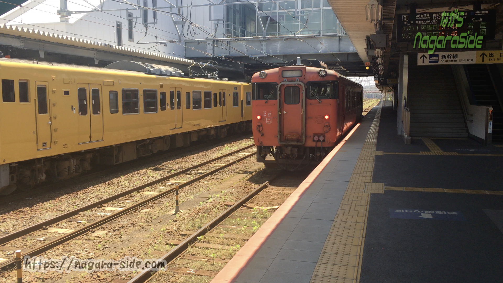 徳山駅を出発する岩徳線のキハ40