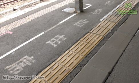 飛騨古川駅ホームに残る昔ながらの乗車口案内