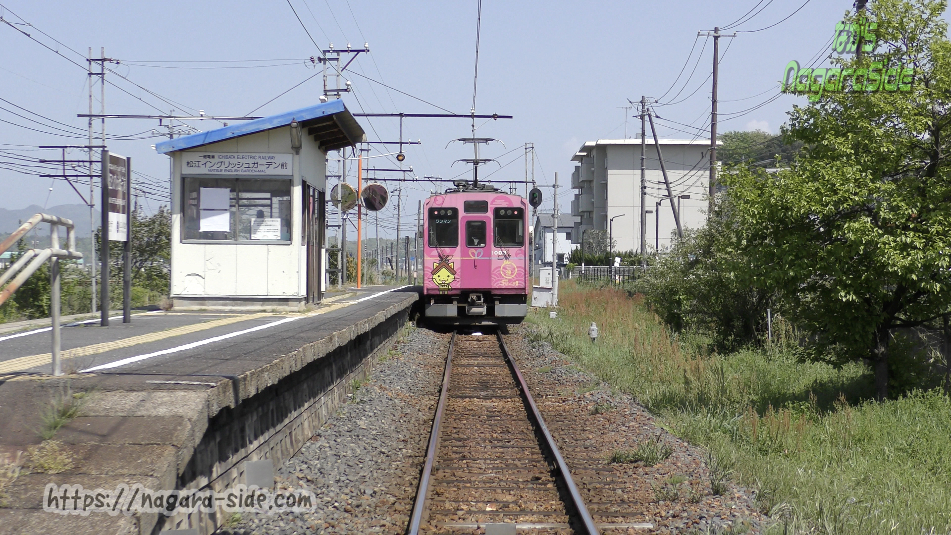 松江イングリッシュガーデン前駅を出発する一畑電車
