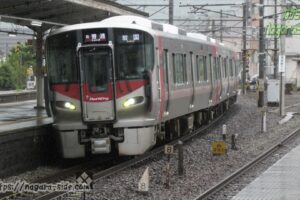 海田市駅に入線する山陽本線の227系