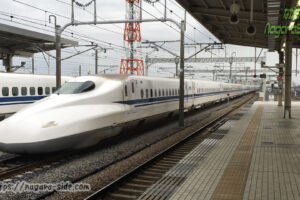 岐阜羽島駅を通過するN700新幹線下り列車
