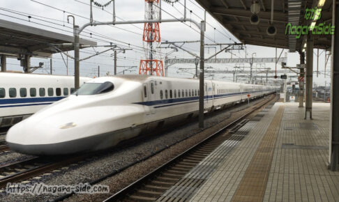 岐阜羽島駅を通過するN700新幹線下り列車